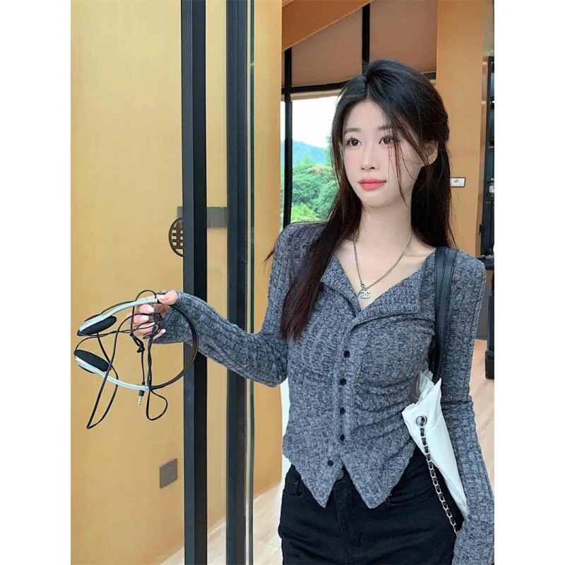 女秋装短款上衣显瘦收腰设计感百搭V领时尚T恤衫女秋季上新衬衣女