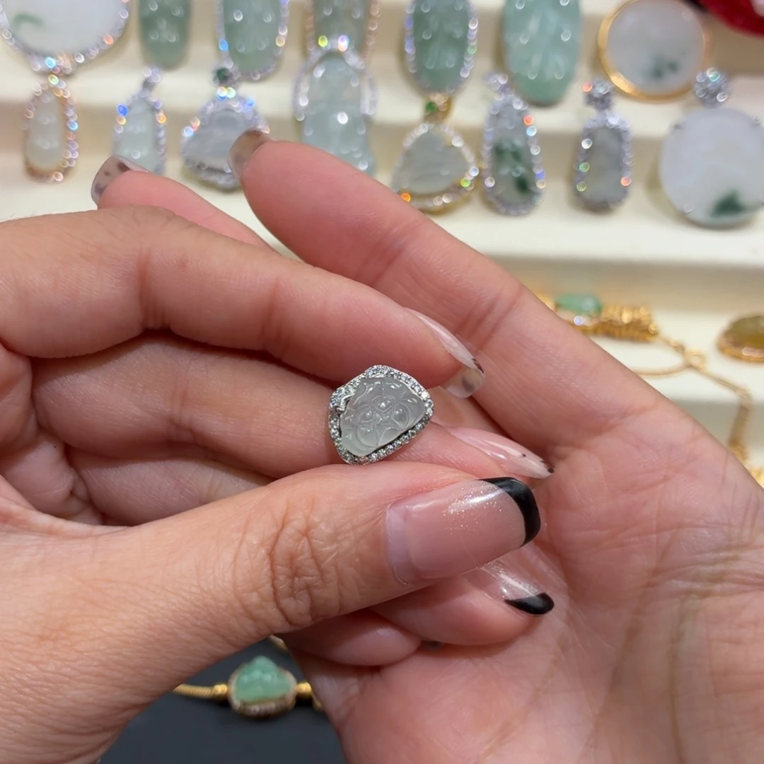 翡翠银S925镶嵌颈饰路路通