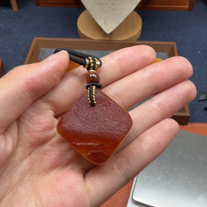 蜜蜡未镶嵌吊坠(赠链)