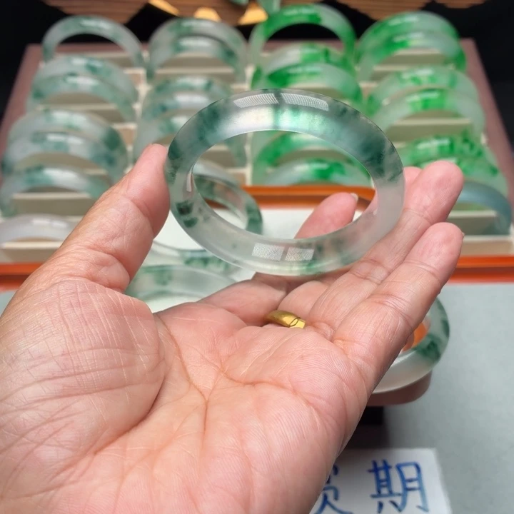 *****石英质玉未镶嵌手镯