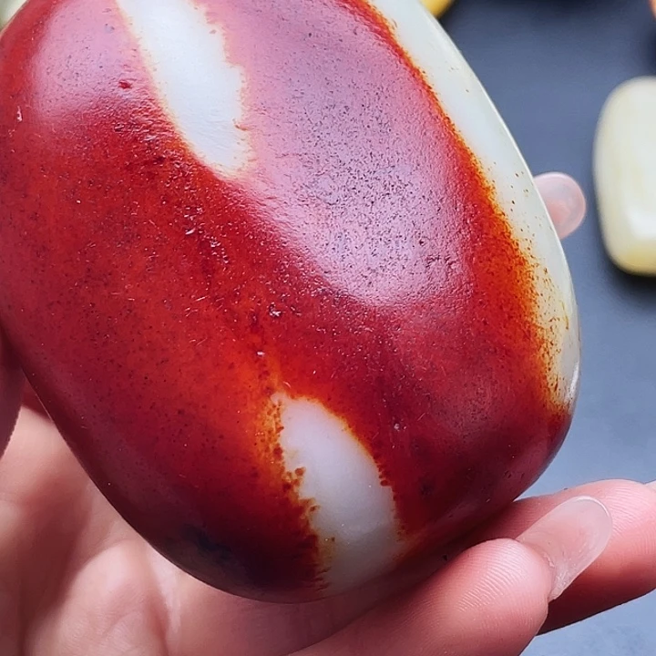 玉男女红皮白肉一个手把件