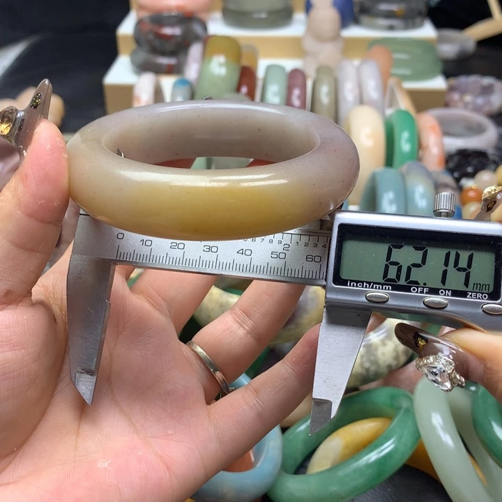 未镶嵌手镯石英质玉