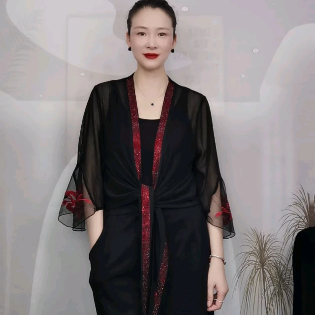 重工刺绣满钻时尚小款外披