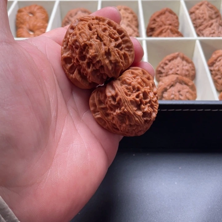 文玩核桃吊坠三角白