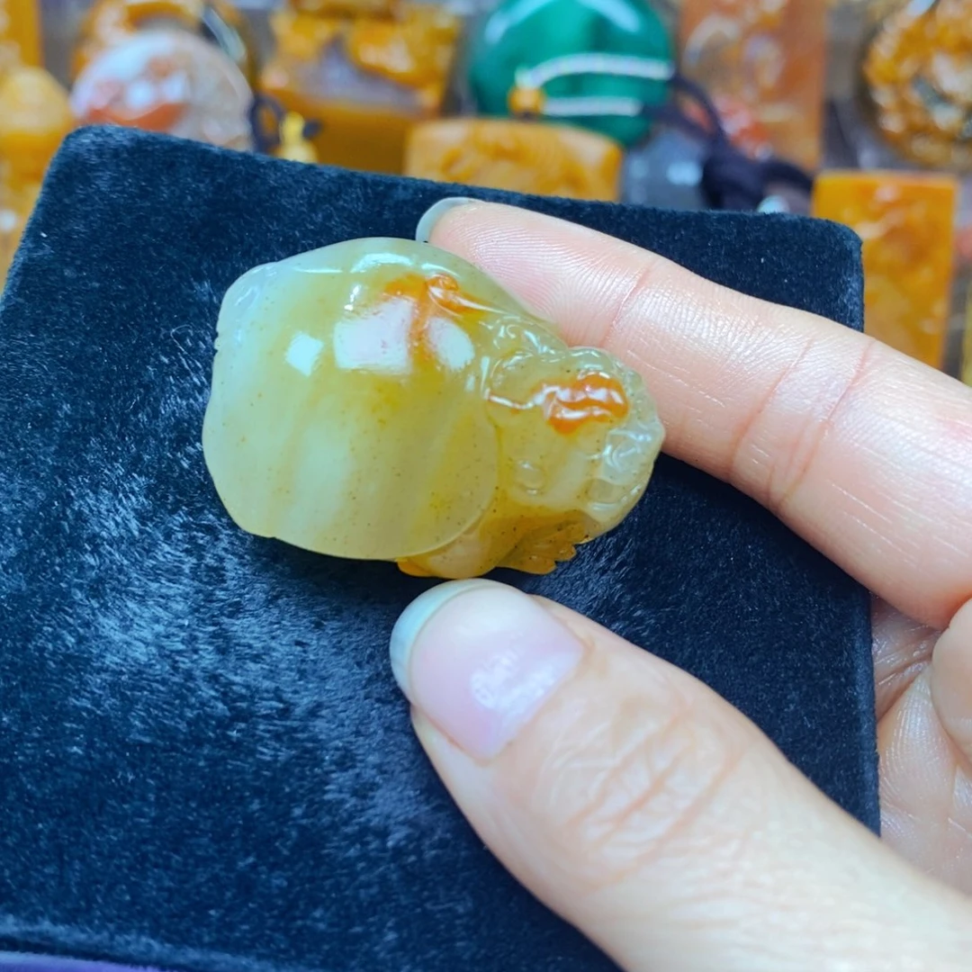 未镶嵌石英质玉（黄龙玉）颈饰