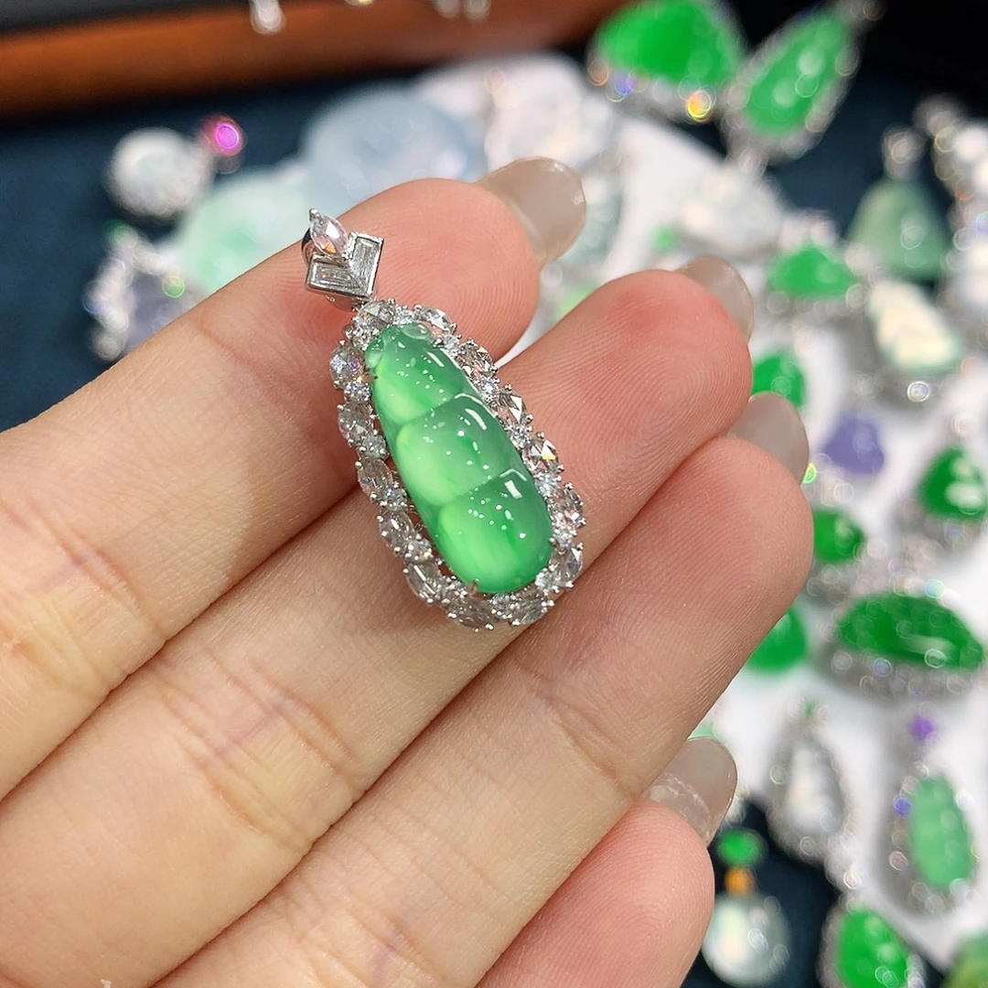 翡翠18K金镶嵌颈饰