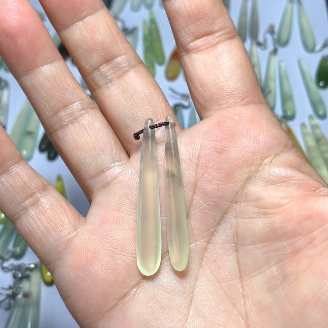 蛇纹石玉未镶嵌耳环