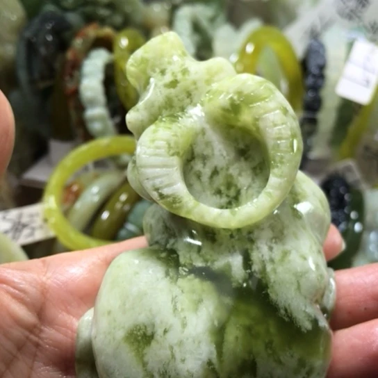 岫玉未镶嵌摆件牛