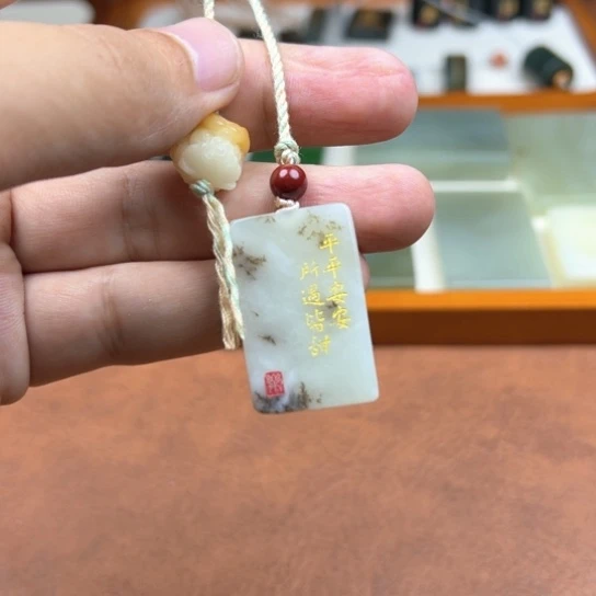 颈饰未镶嵌和田玉（糖玉）