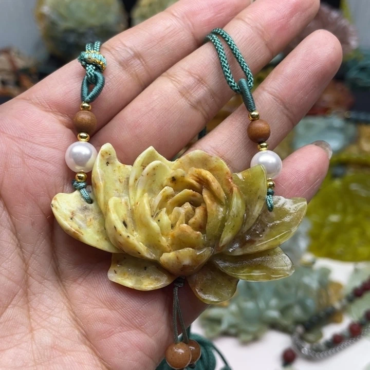 蛇纹石玉未镶嵌颈饰