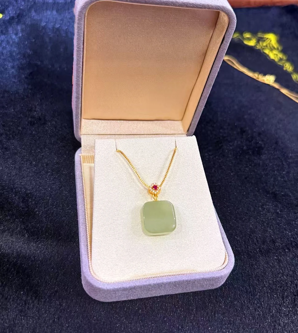 和田玉方糖吊坠时尚女款气质精致镶嵌精美素款和田玉小方糖吊坠