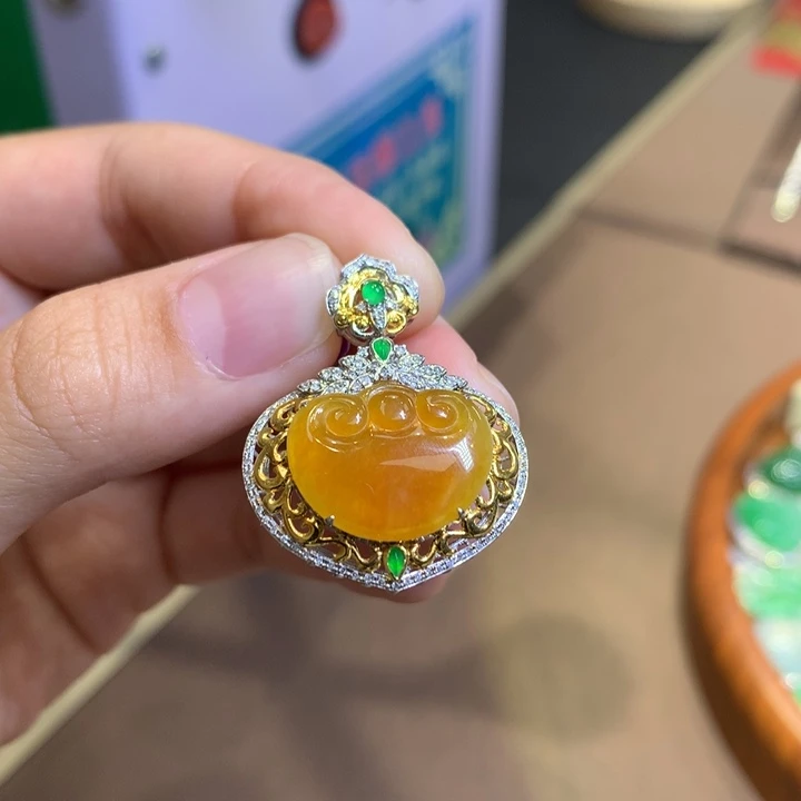 翡翠18K金镶嵌颈饰翡翠