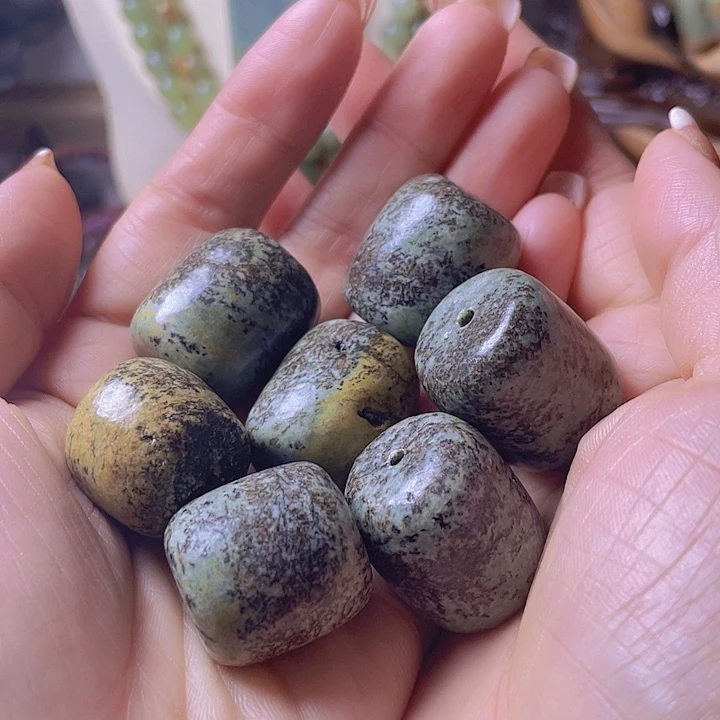未镶嵌岫岩河磨玉（透闪石质玉）把件郭***玩