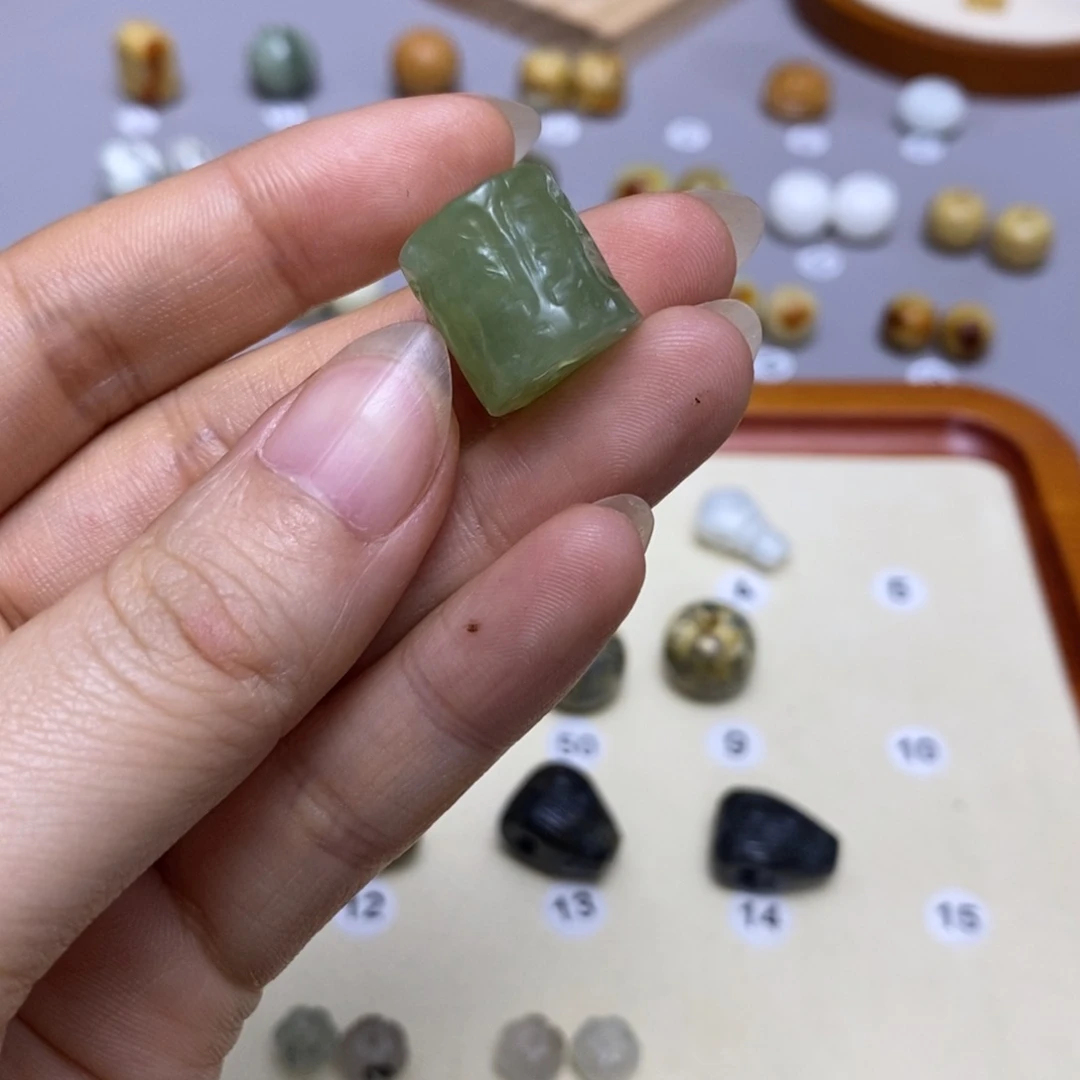 蛇纹石玉配饰合金穿****?