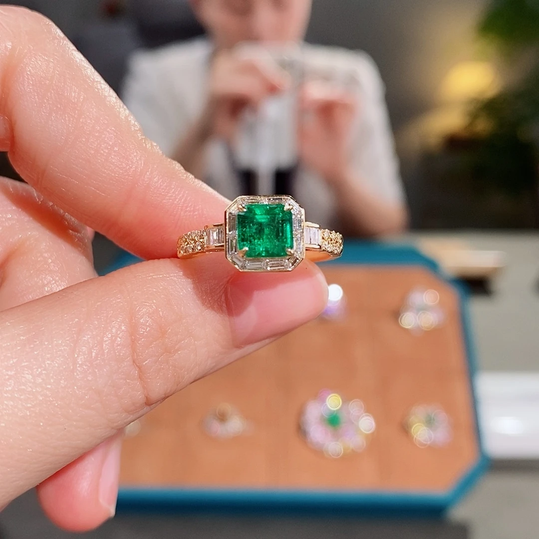 18K金镶嵌祖母绿戒指1.06ct
