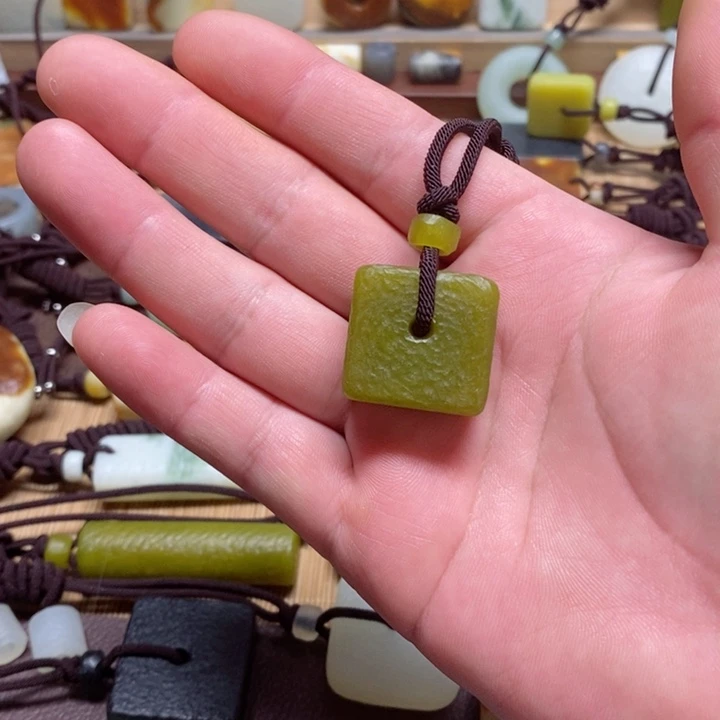 蛇纹石玉挂件未镶嵌