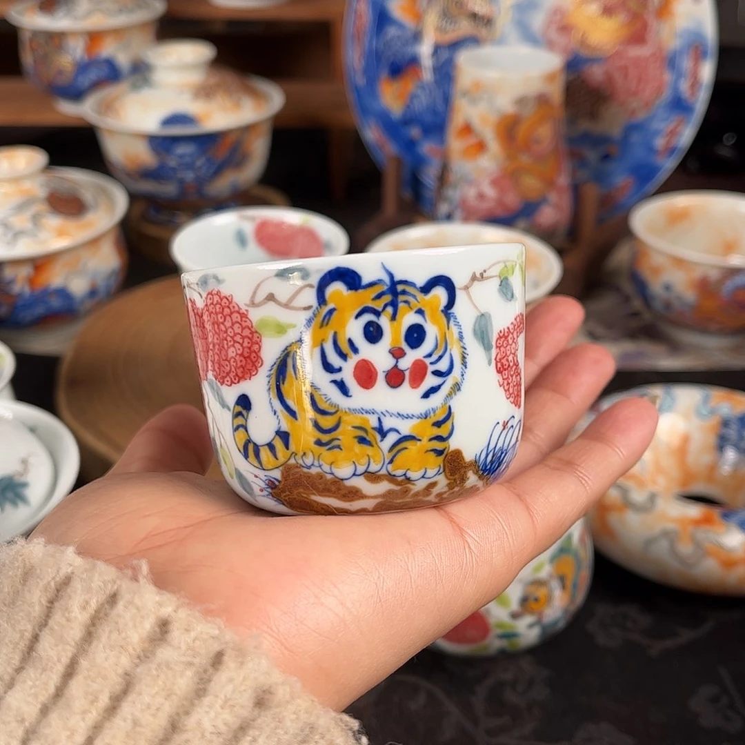 釉下五彩老虎卧足直口杯