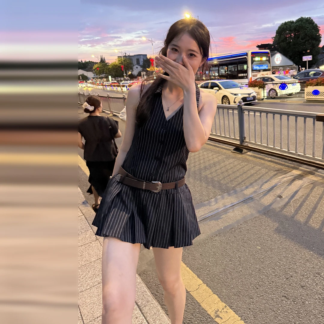 无袖v领挂脖条纹连衣裙女夏季2025新款百褶裙高级感露背a字短裙子