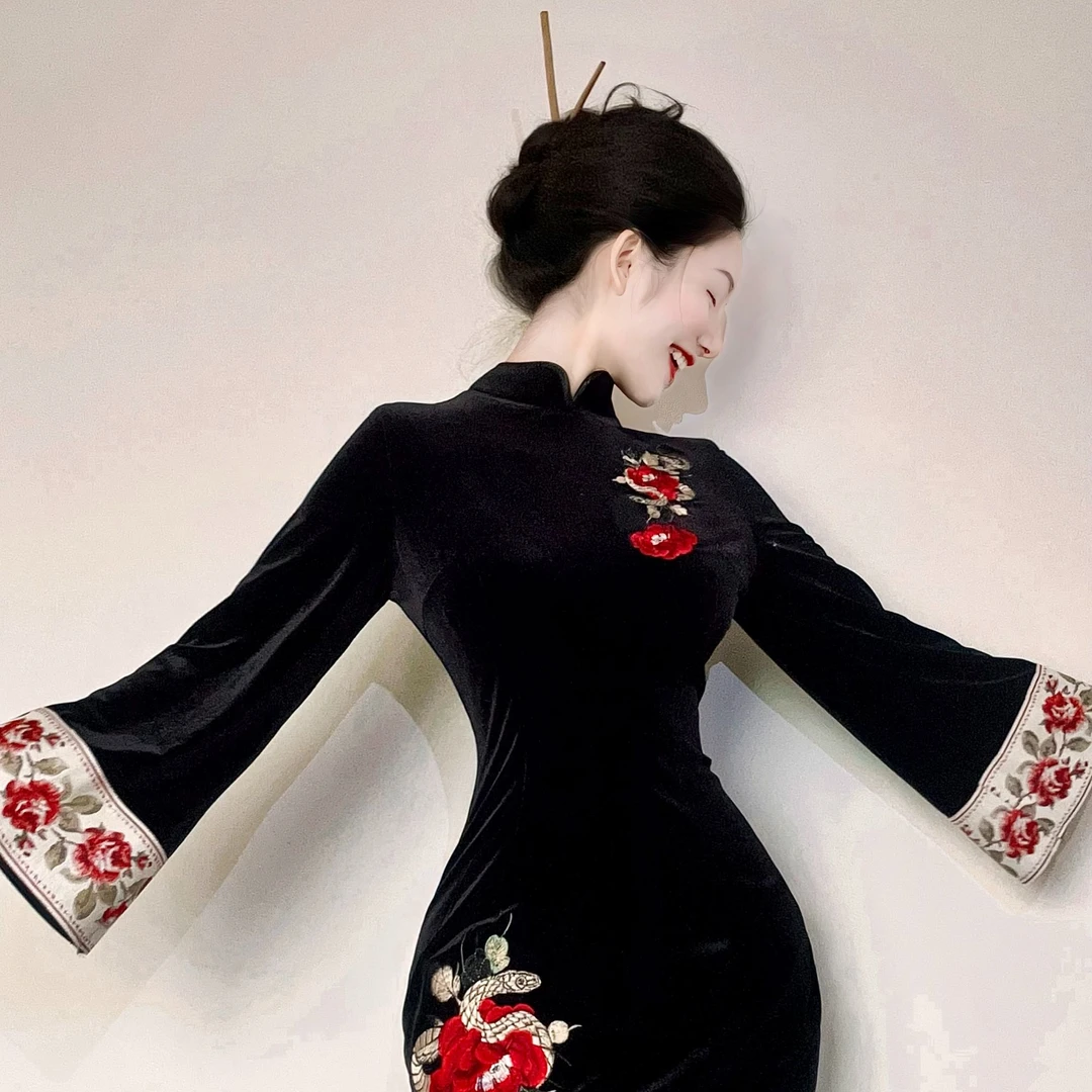 LHMknk1画报夫人原创自制秋冬丝绒刺绣旗袍连衣裙蛇缠牡丹倒大袖