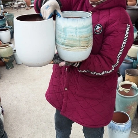 17口23高瑕疵盆子。