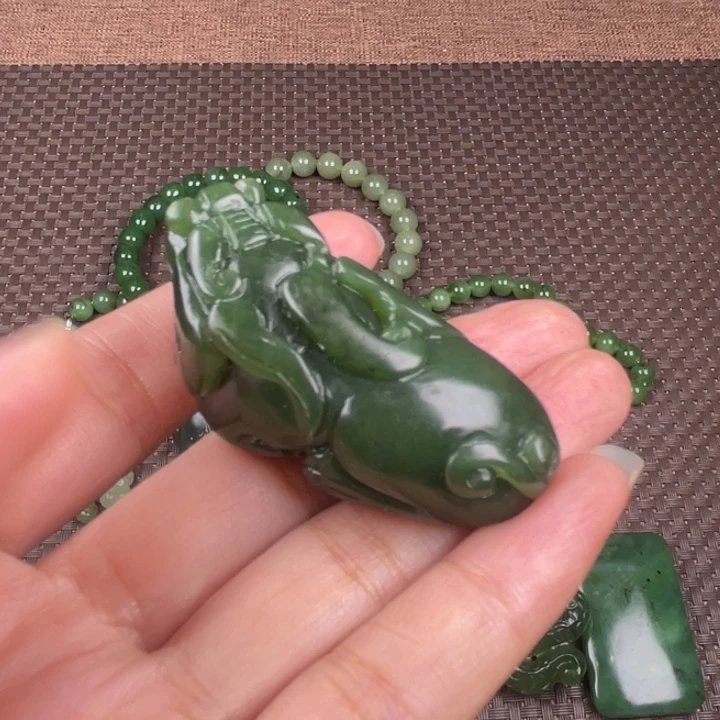 颈饰未镶嵌和田玉（碧玉）