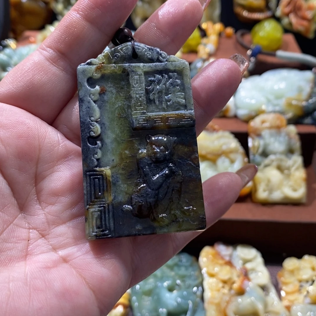 蛇纹石玉颈饰未镶嵌花**?