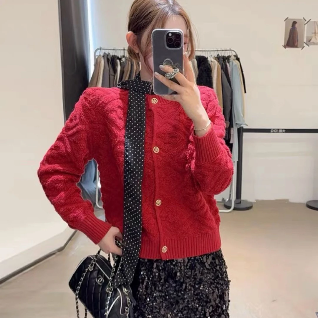2025冬季复古提花圆领新款显白针织衫小众设计金扣优雅高级感毛衣