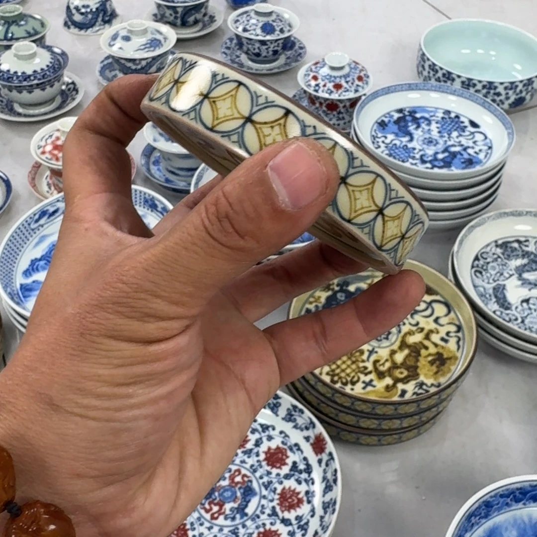 摆件釉里金狮子盖置