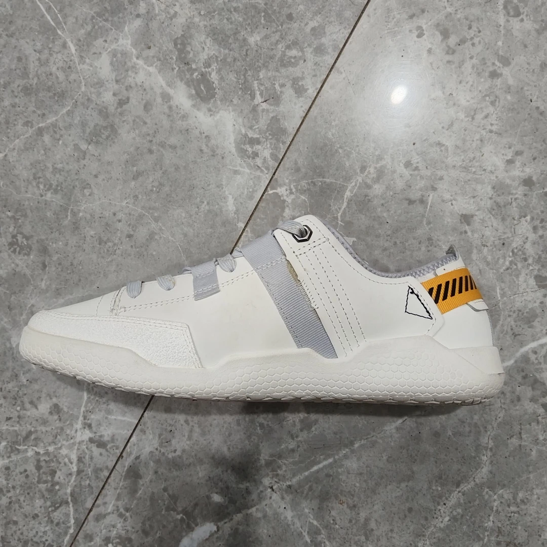 白色四季款休闲低帮板鞋