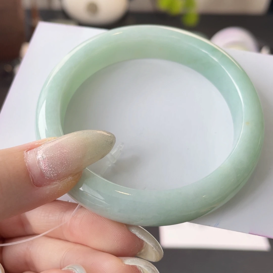 翡翠手镯未镶嵌56浅绿有纹