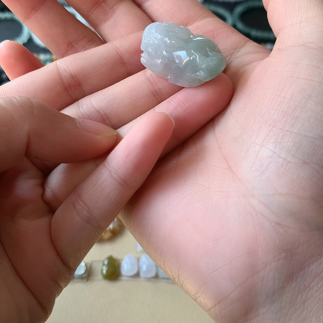 翡翠未镶嵌颈饰貔貅