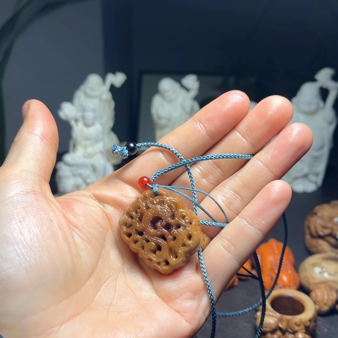 木鹿角雕刻凤纹挂件