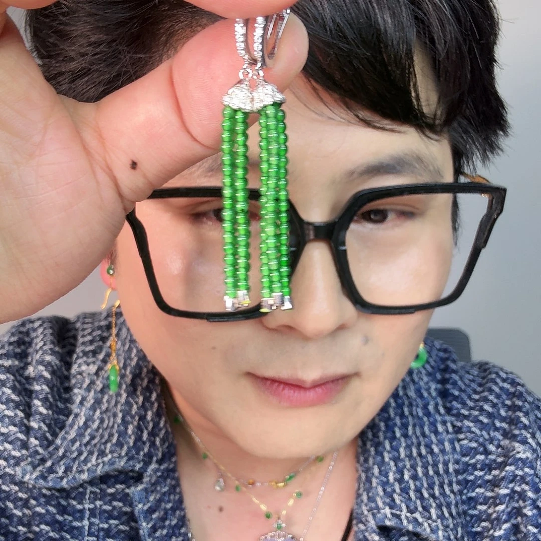 翡翠未镶嵌颈饰一对