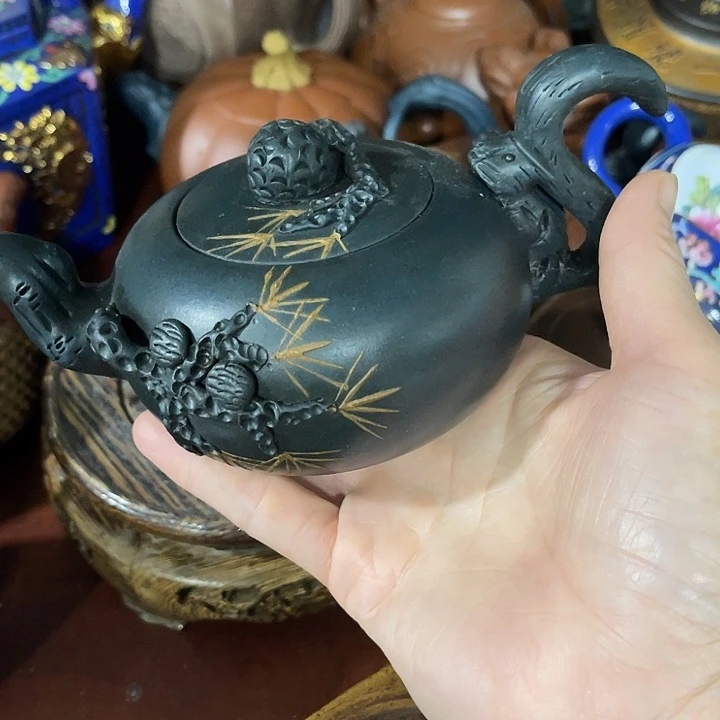 红泥茶壶原矿泥料手工制作的一把紫砂壶。