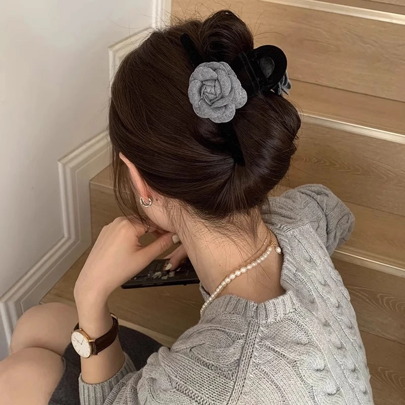 小香风灰色山茶花丝绒抓夹女秋冬大号鲨鱼夹盘发2025新款发饰发夹