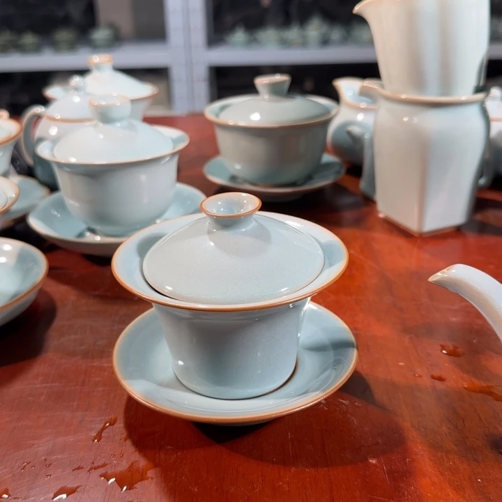 微瑕天青马蹄盖碗