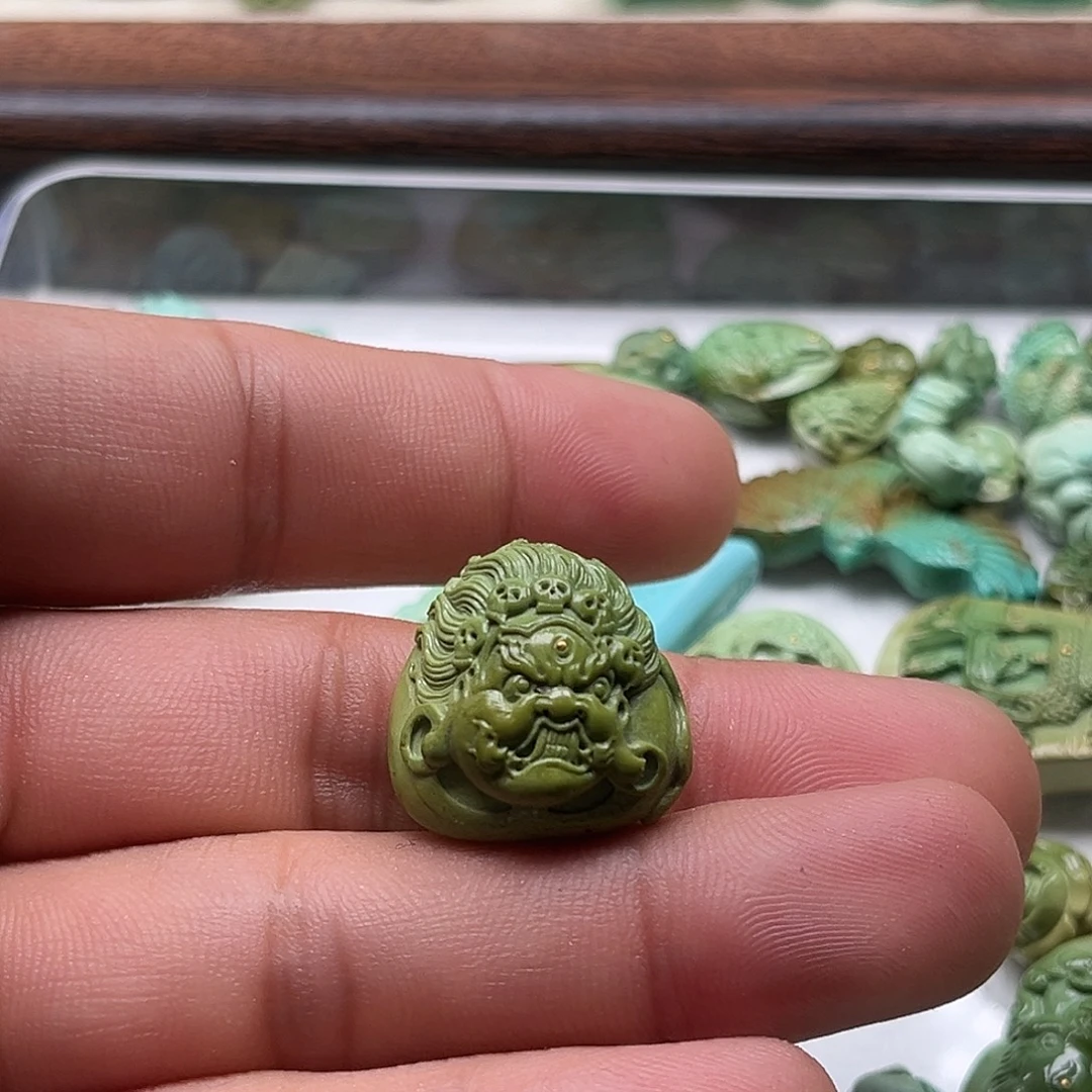 绿松石未镶嵌颈饰