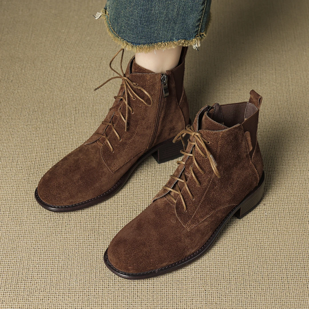 2025年秋冬季新款学院风英伦马丁靴女粗跟百搭时尚气质中跟短靴子