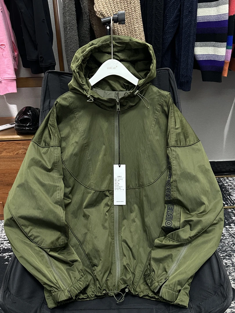 成哥潮牌高品质时尚薄款风衣刺绣连帽夹克外套-600436