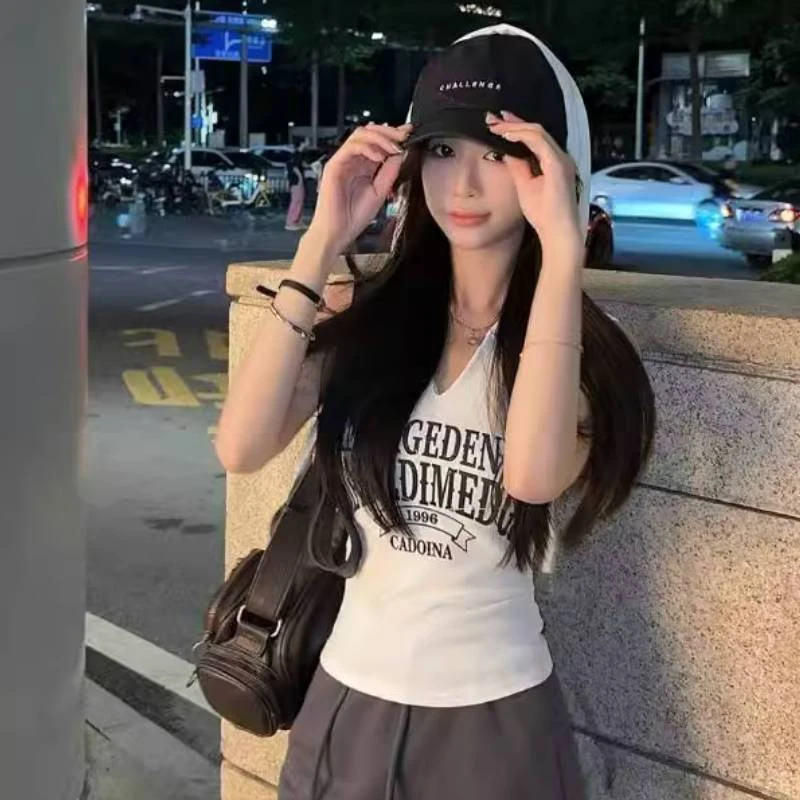 美式字母印花连帽t恤女夏季2025新款性感v领外穿背心辣妹无袖上衣