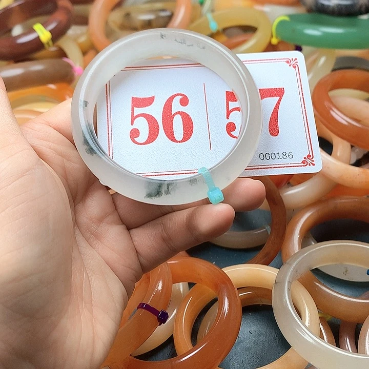 未镶嵌石英质玉（黄龙玉）手镯