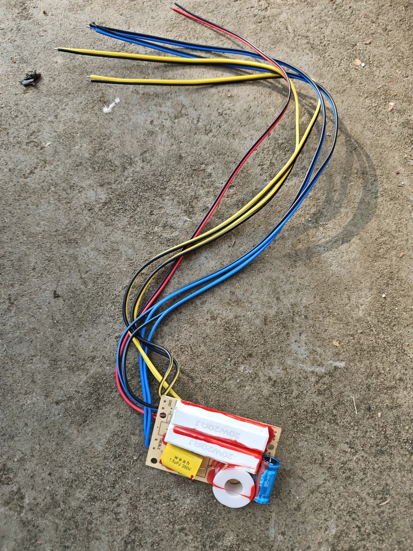 8新  音箱分频器一个的价格包邮费。