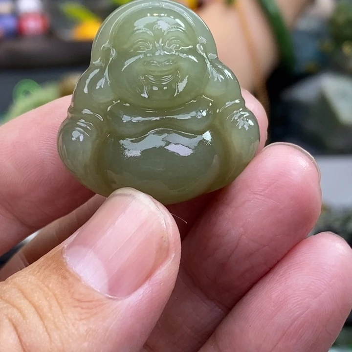 兰***着和田玉未镶嵌颈饰