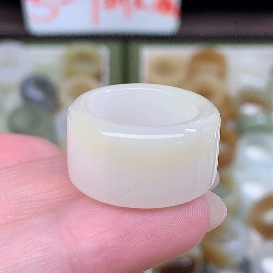 未镶嵌戒指和田玉