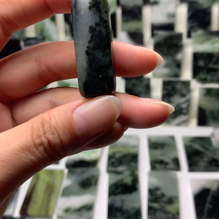 独山玉颈饰未镶嵌