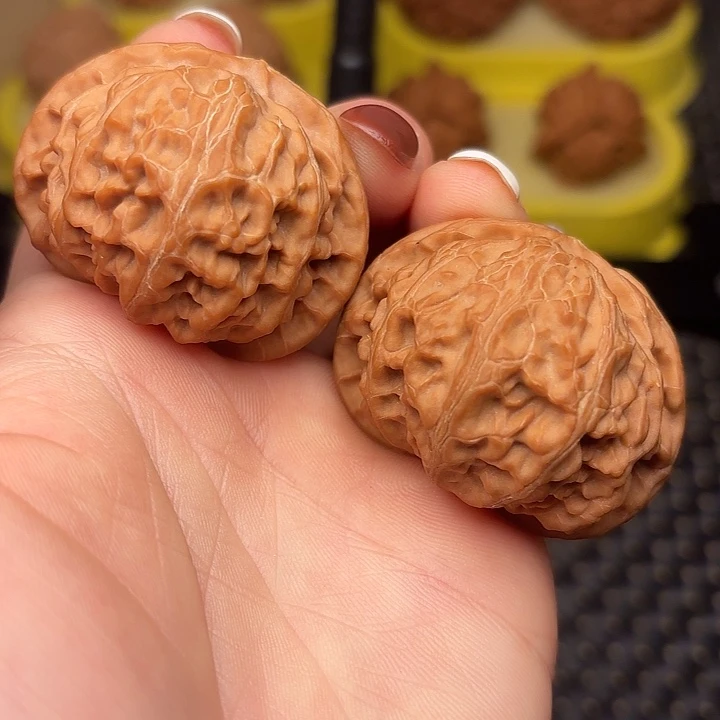 文玩核桃吊坠43红皮宫灯狮子头