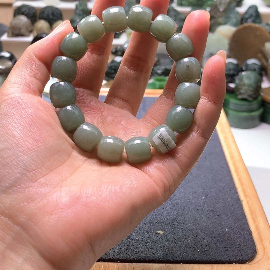呵***呵颈饰未镶嵌和田玉