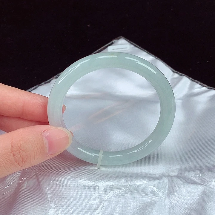 翡翠手镯未镶嵌翡翠