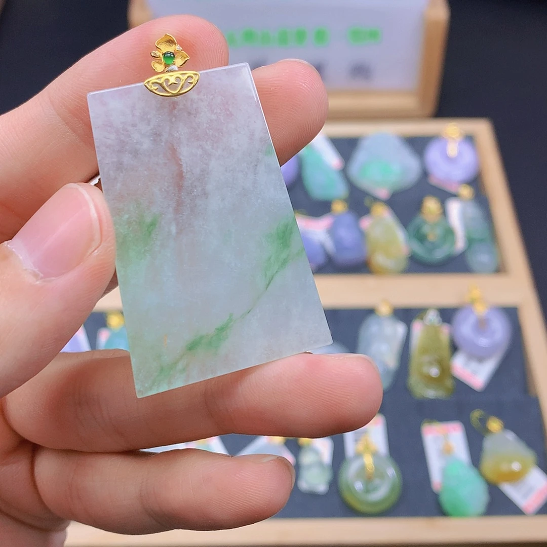 翡翠18K金镶嵌颈饰翡翠