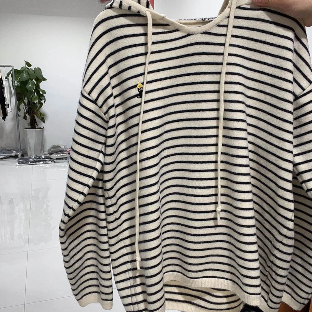 条纹毛衣戴帽子简约